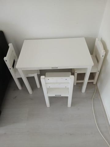 Bopita kindertafel met 3 stoeltjes beschikbaar voor biedingen