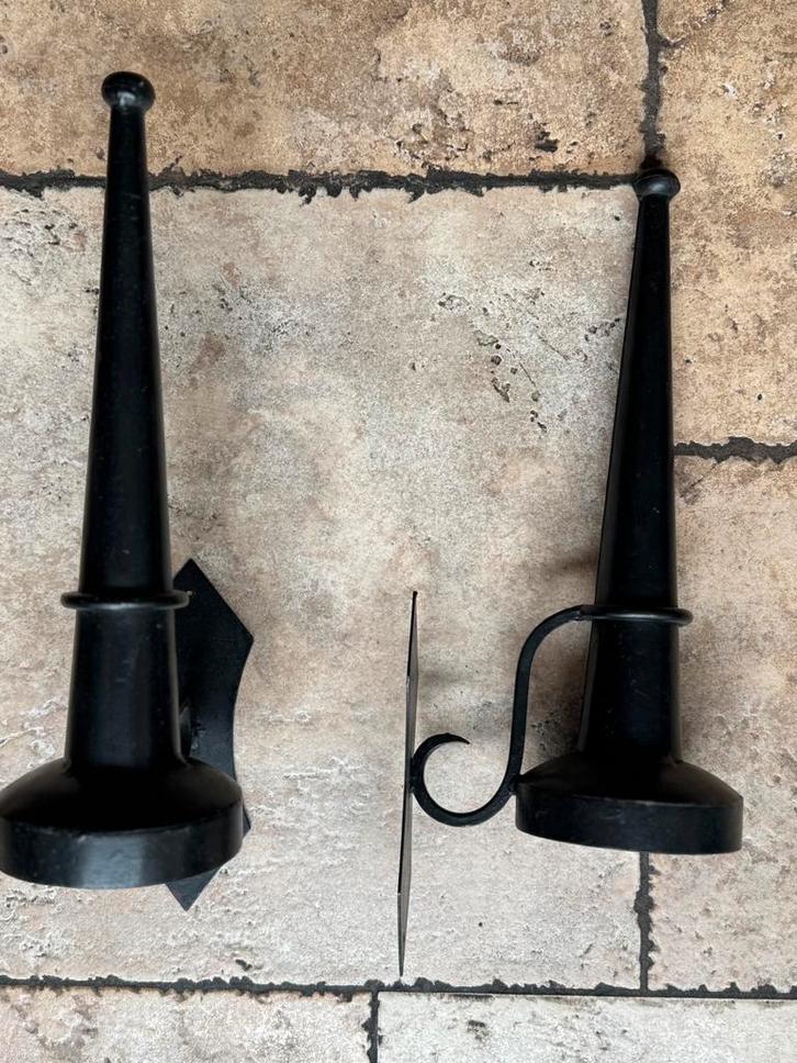 Set van 2 Brocante Metalen Wand Kaarsenhouders Zwart Gesmeed, Antiek en Kunst, Antiek | Kandelaars, Ophalen of Verzenden