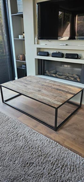 Salontafel iepenhout. IJzeren onderstel 90 x 140 beschikbaar voor biedingen