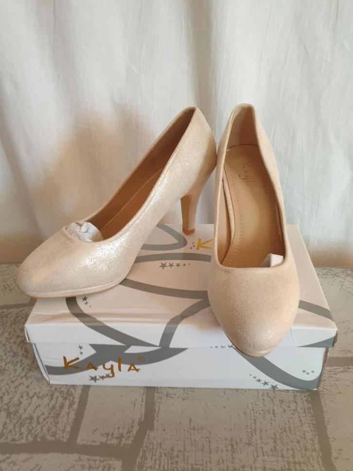 Gave goudkleuriger pump. Mt 36+37+38+40+41 Merk Kayla, Kleding | Dames, Schoenen, Nieuw, Pumps, Ophalen of Verzenden
