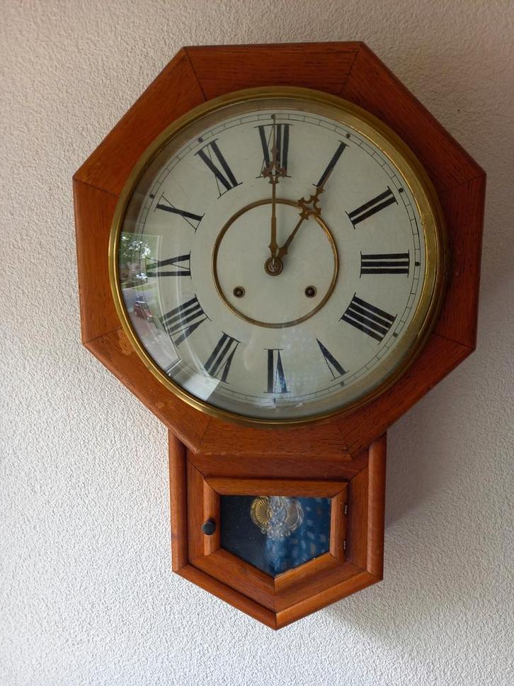 Antieke pubklok Waterbury Clock Company - herstelobject, Antiek en Kunst, Antiek | Klokken, Ophalen