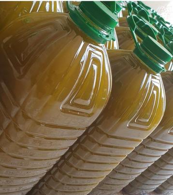 Puur olijfolie van dit jaar is Biologische extra vierge in.  beschikbaar voor biedingen