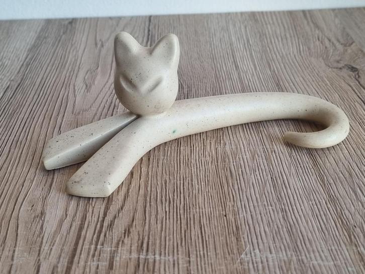 Mooie Vintage Liggende Kat Keramiek Beige van Peter Selhorst, Verzamelen, Beelden en Beeldjes, Gebruikt, Dier, Ophalen of Verzenden