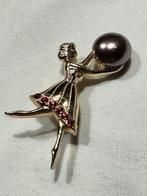 Vintage Goud kleurige Ballerina Broche Parel en rode Strass, 4 tot 7 cm, Gebruikt, Ophalen of Verzenden, Met parel