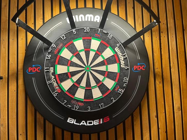 Surround Winmau blade 6 triple core pdc, BIJNA GEEN GAT IN!, Sport en Fitness, Darts, Zo goed als nieuw, Dartbord, Ophalen of Verzenden