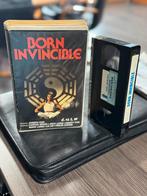 BORN INVINCIBLE - VHS - CARTER WANG - MOLDY zie foto, Cd's en Dvd's, VHS | Film, Alle leeftijden, Ophalen of Verzenden, Gebruikt