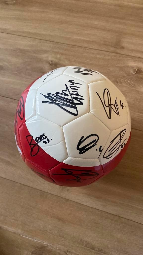 Ajax bal gesigneerd door O.A Bryan Brobbey en Dusan Tadic, Sport en Fitness, Voetbal, Nieuw, Bal, Maat M, Ophalen of Verzenden