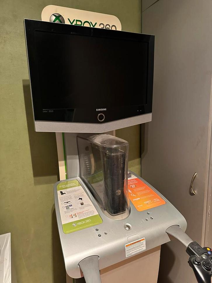 Xbox 360 demopod kiosk, Spelcomputers en Games, Spelcomputers | Xbox 360, Gebruikt, 250 GB, 360 S, Met 2 controllers, Ophalen