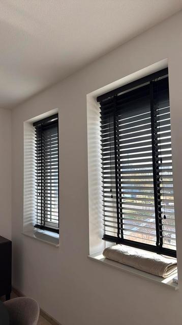 2x houten zwarte jaloezien 80x180cm beschikbaar voor biedingen