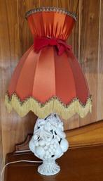 Vintage Tafellamp met Oranje/Rode Kap en Witte Keramiek Voet, Huis en Inrichting, Lampen | Tafellampen, Ophalen, Zo goed als nieuw