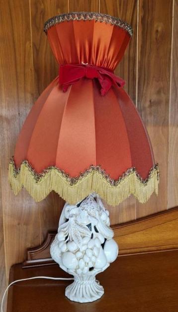 Vintage Tafellamp met Oranje/Rode Kap en Witte Keramiek Voet beschikbaar voor biedingen