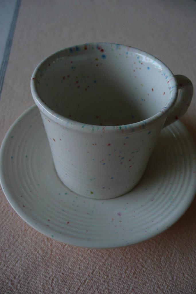 Kop en schotel Banquet, Huis en Inrichting, Keuken | Servies, Gebruikt, Kop(pen) en/of Schotel(s), Aardewerk, Ophalen of Verzenden