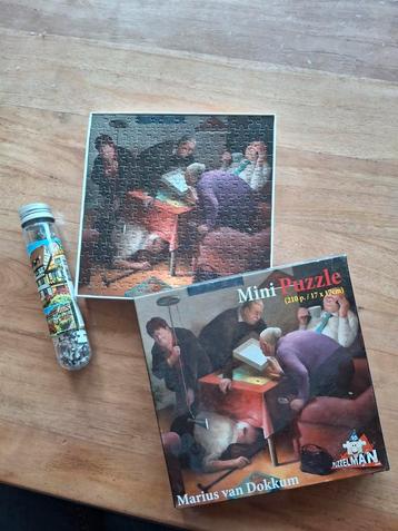 Twee mini puzzels met hele kleine stukjes beschikbaar voor biedingen