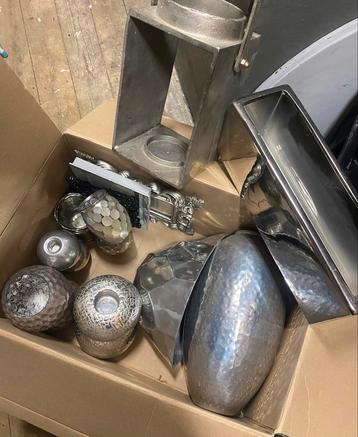Doos vol met zilverkleurige woonaccessoires beschikbaar voor biedingen