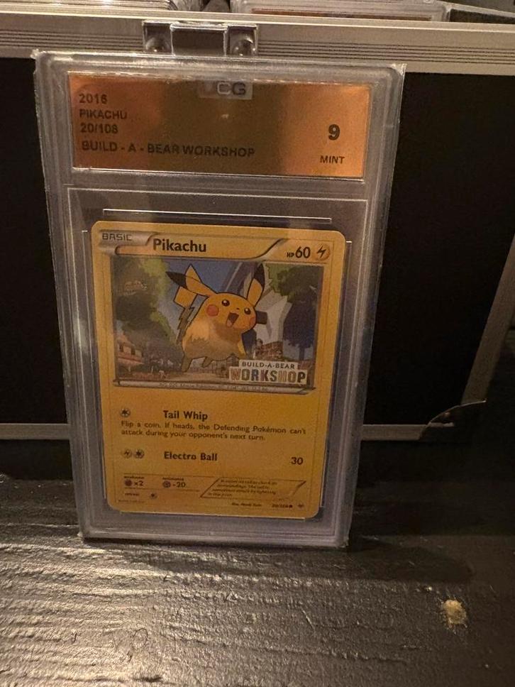 Pikachu build a bear grade 9, Hobby en Vrije tijd, Verzamelkaartspellen | Pokémon, Zo goed als nieuw, Meerdere kaarten, Foil, Ophalen of Verzenden