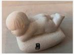 Stenen baby beeldje op kussen, 8 x 6 x 5,5 cm, Ophalen of Verzenden, Zo goed als nieuw, Mens