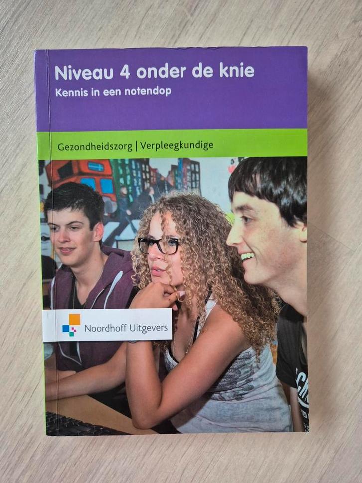Studieboek 'Niveau 4 onder de knie', Verpleegkundige., Boeken, Studieboeken en Cursussen, Zo goed als nieuw, MBO, Ophalen of Verzenden