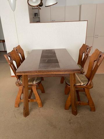 Donker eiken uitschuiftafel met 4 stoelen beschikbaar voor biedingen