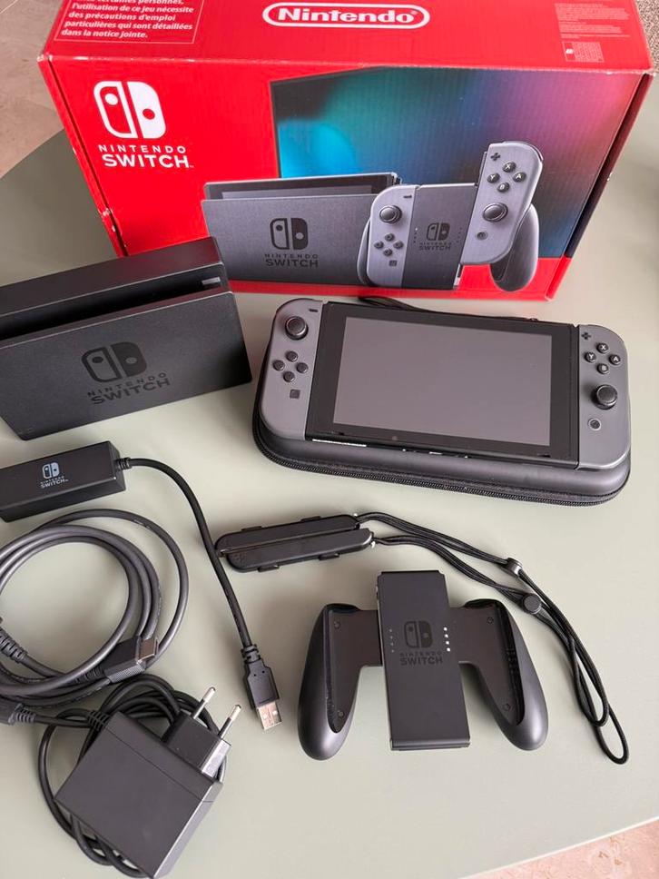Nintendo Switch V2 (2019 model) + hoesje + ethernet adapter, Spelcomputers en Games, Spelcomputers | Nintendo Switch, Zo goed als nieuw