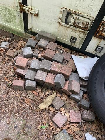 Div o.a. klinkers 20x7x4,5, betonstenen 10x10x6, tegels 3x30 beschikbaar voor biedingen