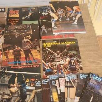 Basketbal Jaarboeken Collectie en 65play off tijdschriften, Boeken, Sportboeken, Gelezen, Balsport, Ophalen of Verzenden