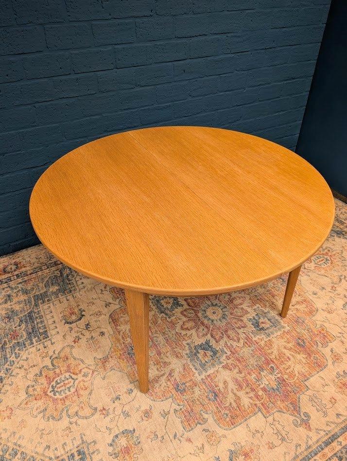 Vintage eiken ronde eettafel, Omann Jun, jaren 60, Verzamelen, Retro, Huis en Inrichting, Ophalen