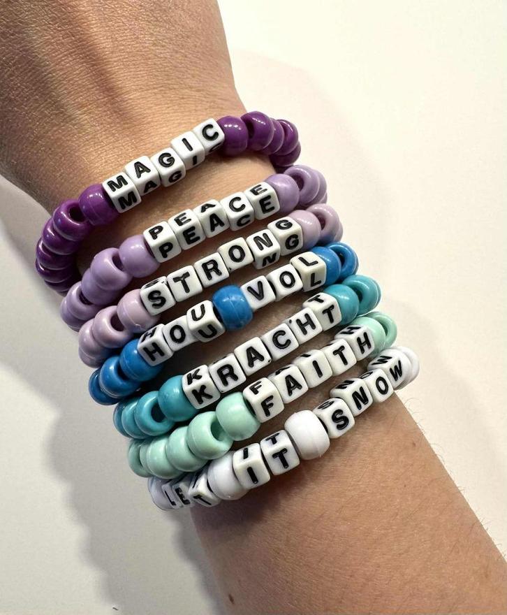 Armbanden met teksten als KRACHT en HOPE, Sieraden, Tassen en Uiterlijk, Armbanden, Nieuw, Kunststof of Plastic, Met bedels of kralen