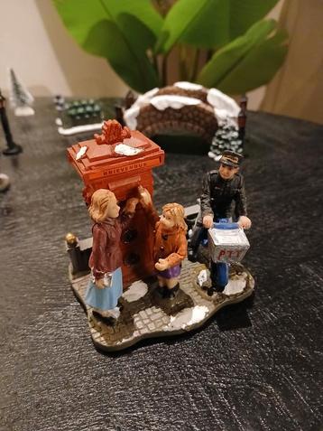 Kerstminiatuur: Postbode bij brievenbus beschikbaar voor biedingen