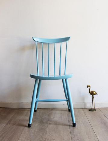 Blauwe vintage spijlenstoel. Houten retro stoel, lichtblauw beschikbaar voor biedingen