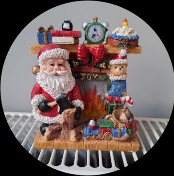 Vintage Kerst beeldje Santa Claus bij open haard, 80's  beschikbaar voor biedingen