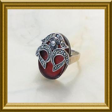 Aparte zilveren ring met carneool en markasietjes beschikbaar voor biedingen