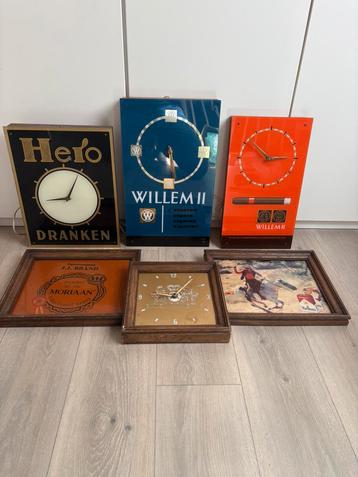 Vintage klokken van Hero dranken, Willem 2 sigaren, Marlboro beschikbaar voor biedingen
