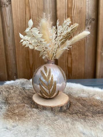 Kerstbal met droogbloemen en gouden bladdecoratie beschikbaar voor biedingen