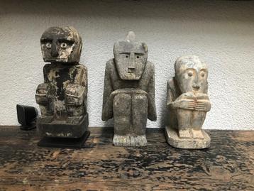 Zittende javaanse man gehurkt steen houtsnijwerk beschikbaar voor biedingen