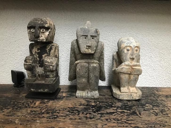 Zittende javaanse man gehurkt steen houtsnijwerk, Antiek en Kunst, Kunst | Beelden en Houtsnijwerken, Ophalen of Verzenden