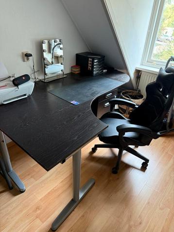 Bureau met stoel en kastje - Hilvarenbeek beschikbaar voor biedingen
