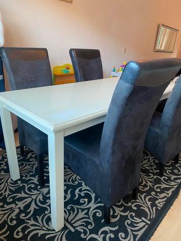 Witte Eettafel met 4 Stoelen beschikbaar voor biedingen