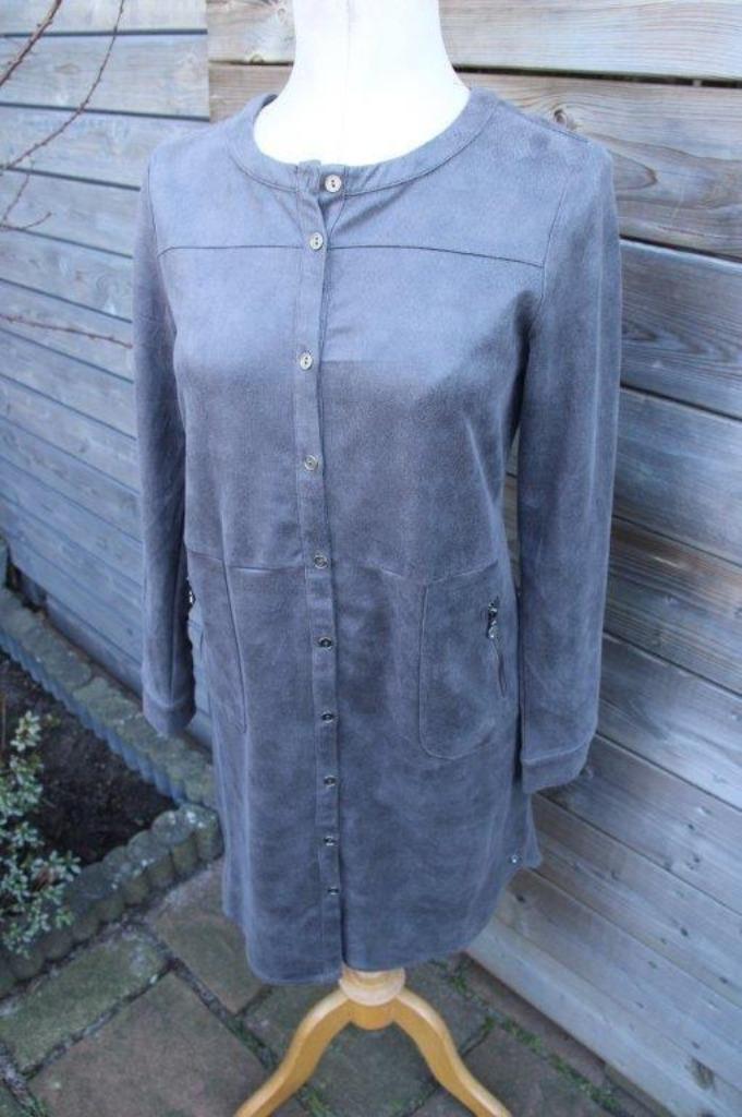 Doorknoopjurk grijs Pooools mt 38 Vaste prijs OPRUIMING, Kleding | Dames, Jurken, Zo goed als nieuw, Maat 38/40 (M), Grijs, Onder de knie