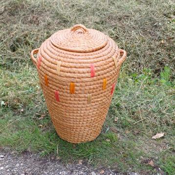 Hoge ronde rieten mand met deksel beschikbaar voor biedingen