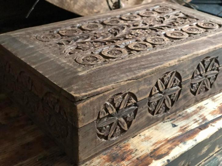 Hout uitgestoken doosje kistje oosters india sober, Antiek en Kunst, Curiosa en Brocante, Ophalen of Verzenden