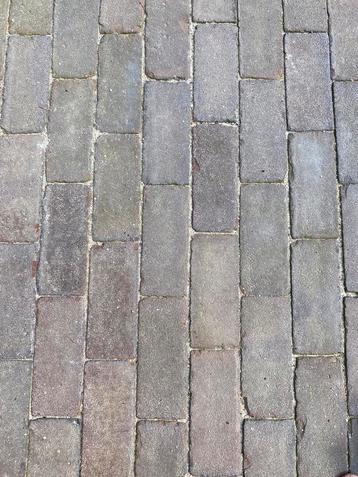 Oude gebakken klinkers beschikbaar voor biedingen