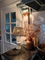 Brocante houten schemerlamp met rieten kap, Ophalen of Verzenden