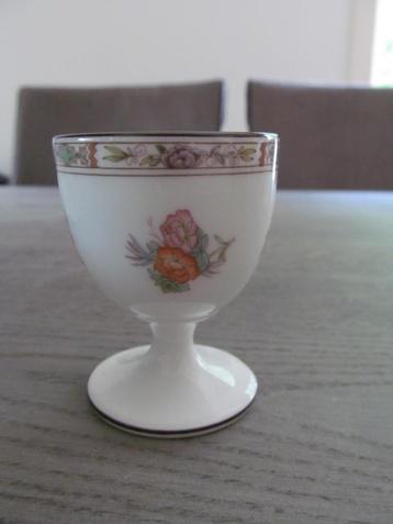 Wedgwood Kutani Eierdopje op Voet beschikbaar voor biedingen