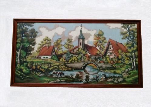 €40 BERGDORP 82x43 LANDSCHAP KERK BRUG WASVROUWEN KOEIEN, Huis en Inrichting, Woonaccessoires | Wanddecoraties, Nieuw, Ophalen of Verzenden