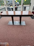 Twee houten tafels met stalen voet, Ophalen