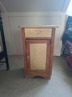 Oud grenen nachtkastje met klein gat, Huis en Inrichting, Kasten | Dressoirs, Ophalen, Minder dan 50 cm, Gebruikt, Met deur(en)