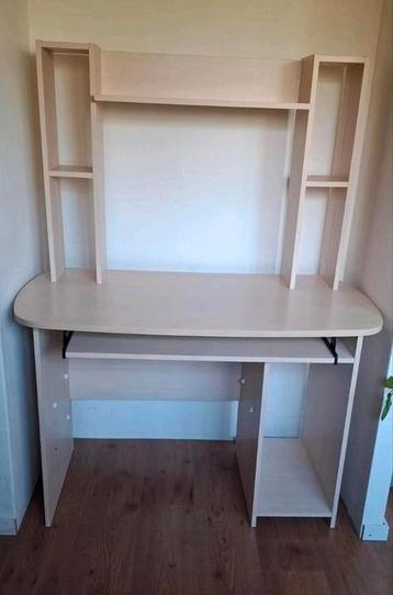 Bureau met opbouw en uitschuifbaar blad beschikbaar voor biedingen
