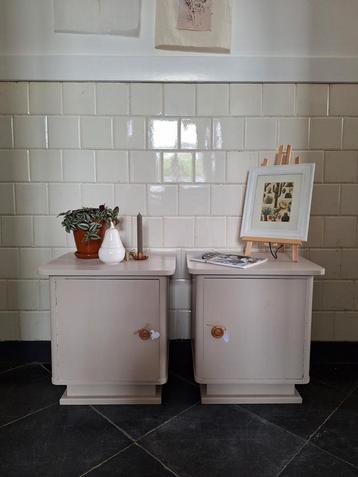 Set vintage nachtkastjes, brocante slaapkamer kastjes beschikbaar voor biedingen