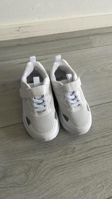 kinder sneakers beschikbaar voor biedingen