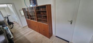vintage kast beschikbaar voor biedingen